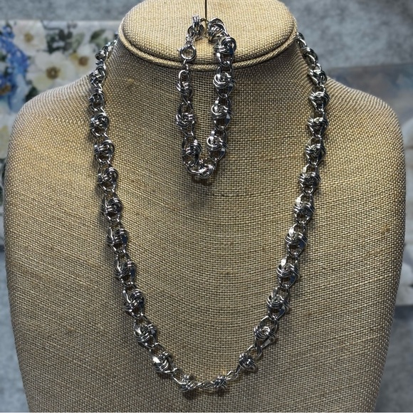 Matching silver tone necklace and bracelet set. - Picture 4 of 7
